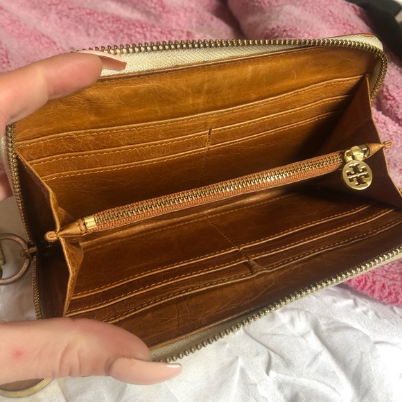 AUTH. Tory Burch Long Logo Zip Wallet - Picture 4 of 5